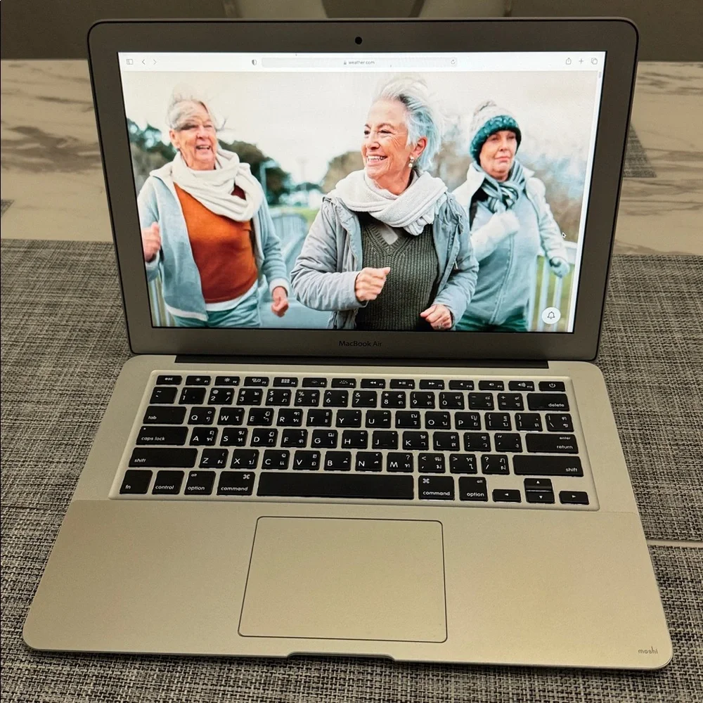 Apple MacBook Air 13” 2014 with a Brand New Laptop Sleeve and a Charger